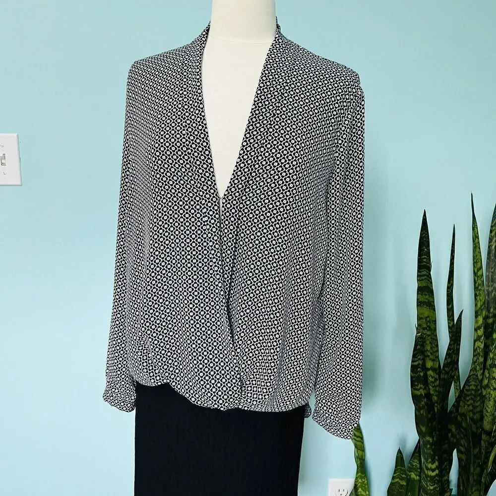 Max Studio Size Medium Long Sleeve Surplice Wrap Blouse Black White Clower 0660